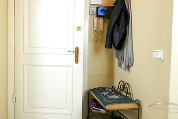 Русская шалунья с волосатой вагиной мастурбирует фаллосом в гостиной