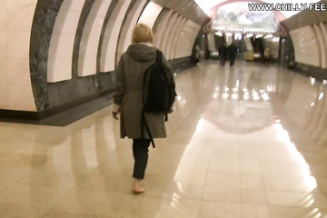 Босая мадемуазель спустилась в метро